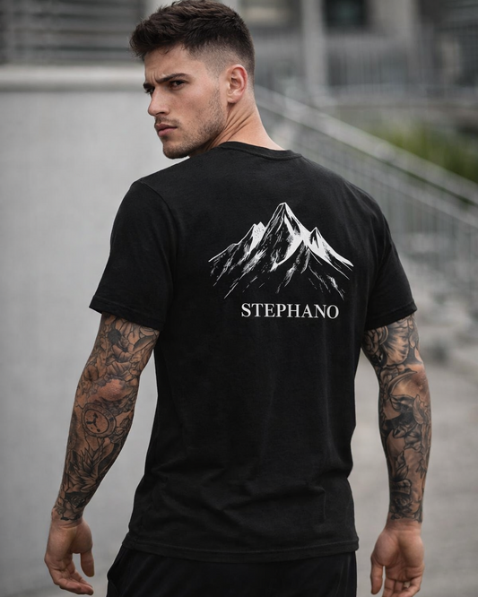 mannelijk model met Stephano Mountain Tee zwart achterkant