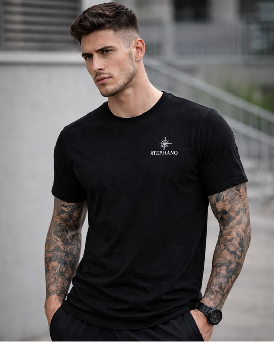 mannelijk model met Stephano Mountain Tee zwart voorkant 