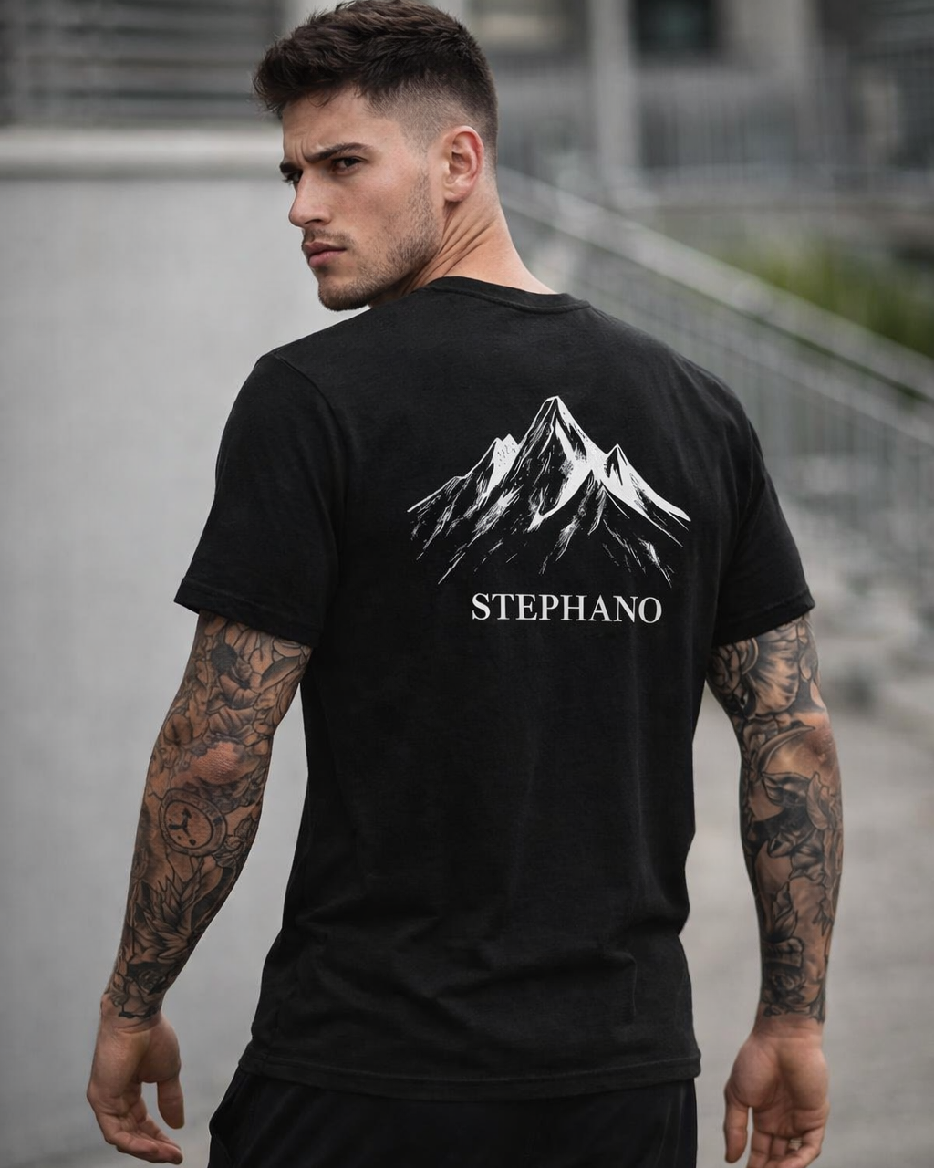 mannelijk model met Stephano Mountain Tee zwart achterkant