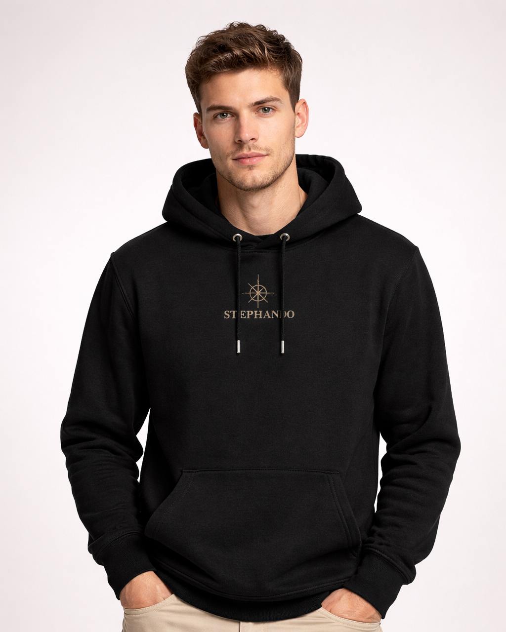 Zwarte hoodie met geborduurd stephano logo gedragen door mannelijk model