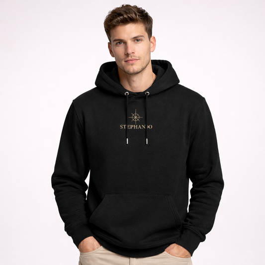 Zwarte Stephano hoodie met geborduurd logo, gedragen door mannelijk model in studio
