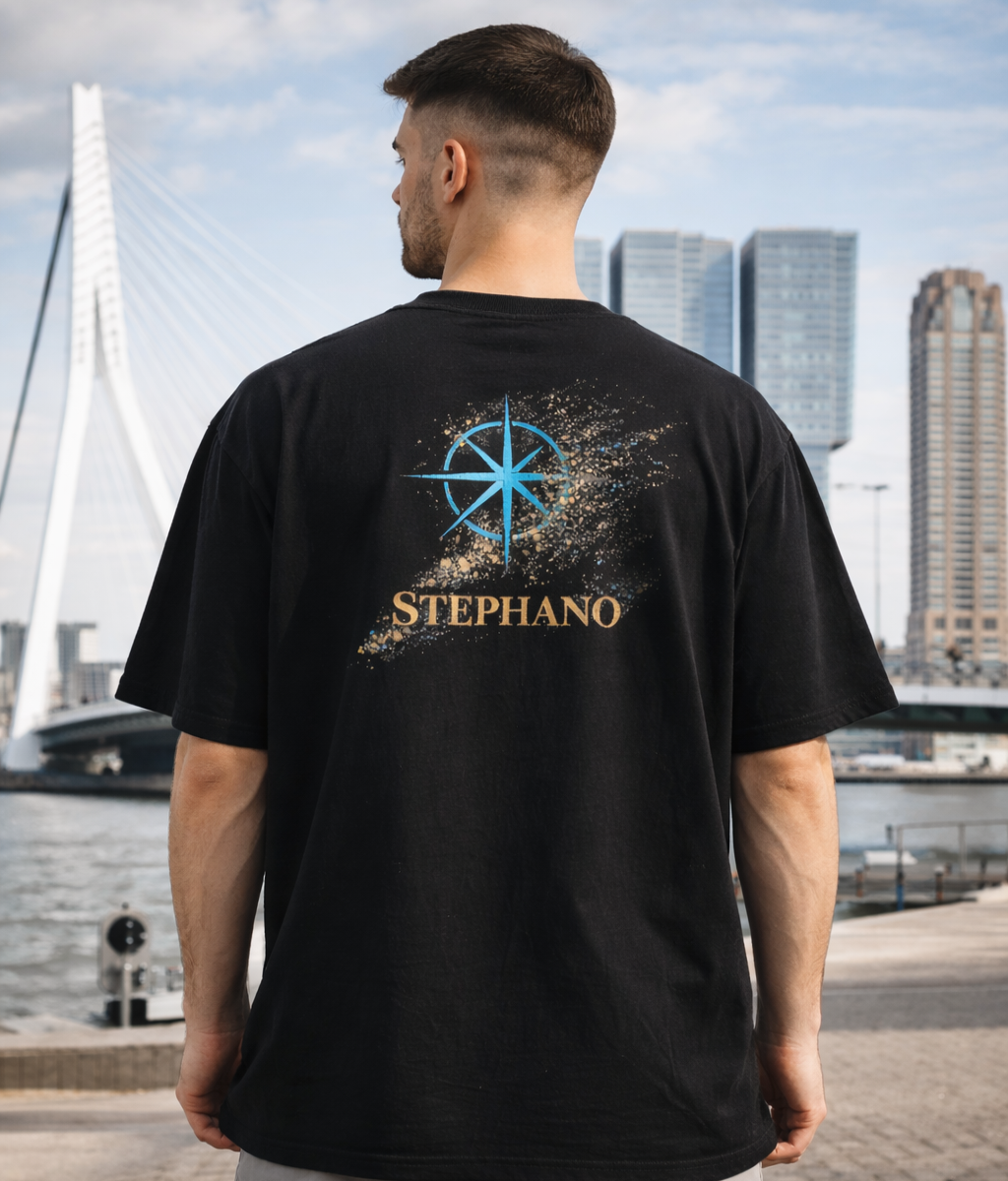 model draagt met Stephano Premium Oversized Tee aan de achterkant 