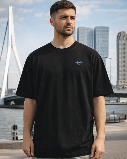 model met Stephano Premium Oversized Tee aan de voorkant logo  