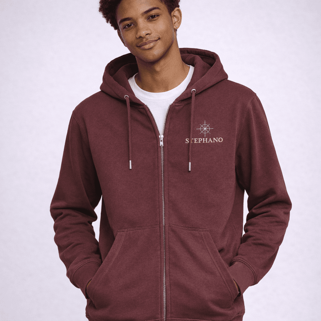 Model draagt een burgundy Stephano zip hoodie voor heren met capuchon, rits en logo op de borst.