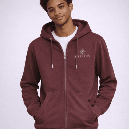 Model draagt een burgundy Stephano zip hoodie voor heren met capuchon, rits en logo op de borst.