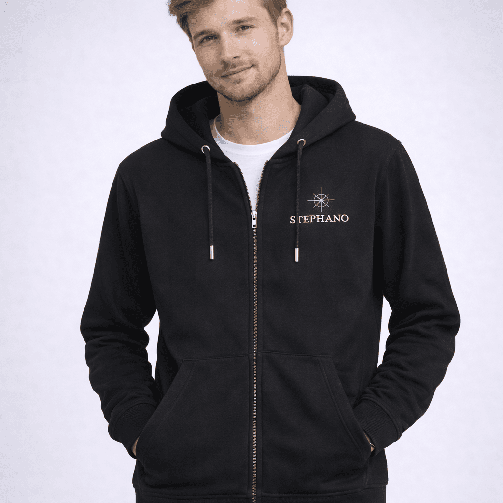 Model draagt een zwart Stephano zip hoodie voor heren met capuchon, rits en logo op de borst.