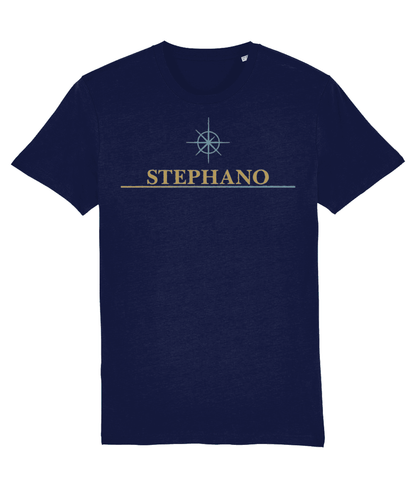 navy Stephano T-shirt met logo op de borst, studiofoto met lichte achtergrond en casual uitstraling.