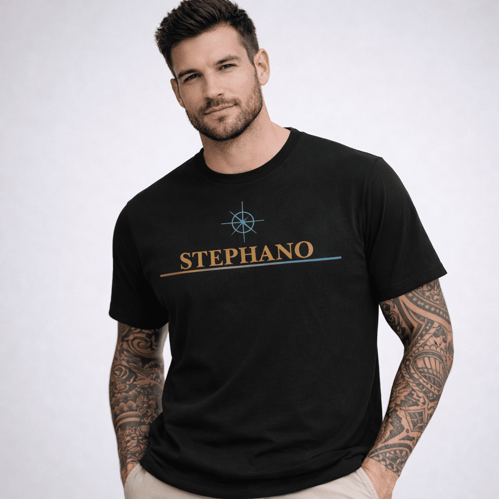 Mannelijk model draagt zwart Stephano T-shirt met logo op de borst, studiofoto met lichte achtergrond en casual uitstraling.