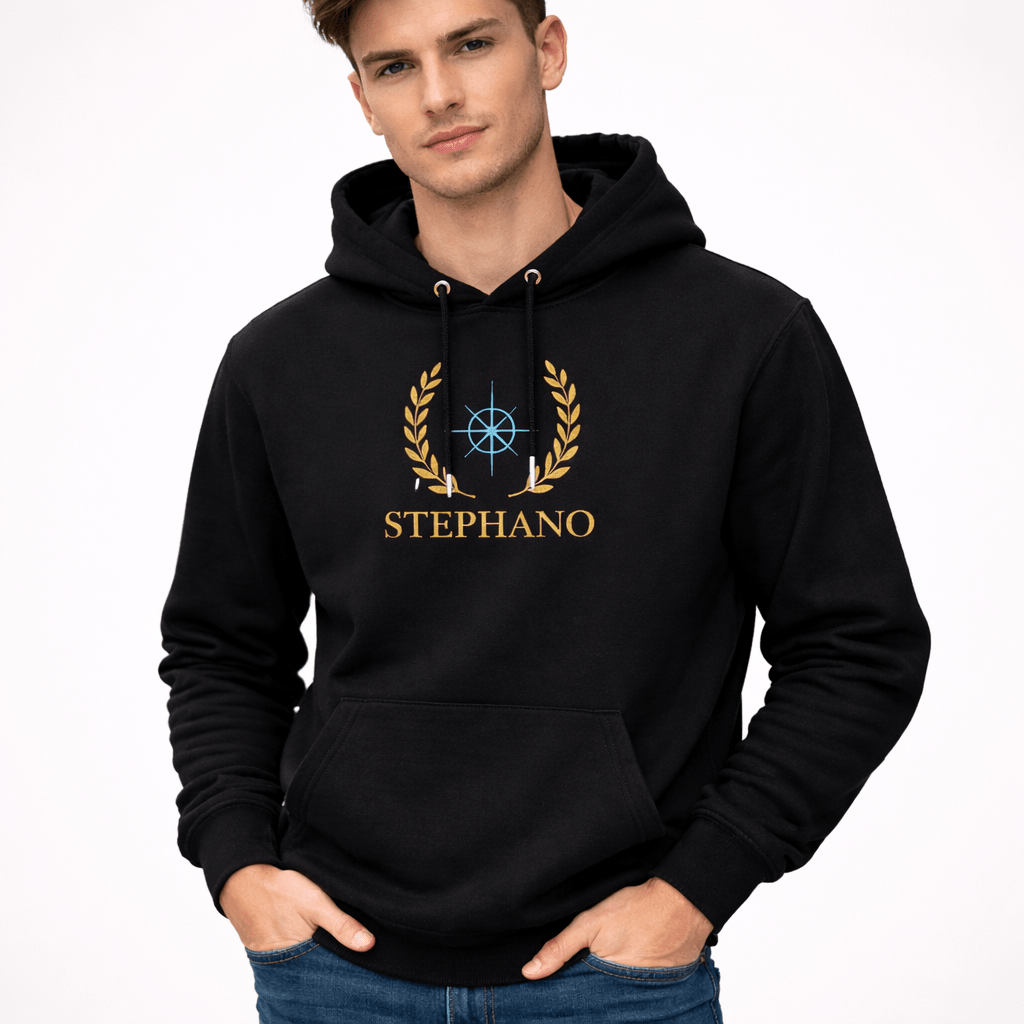 Jong mannelijk model draagt de zwarte Stephano Signature Hoodie met goudkleurig logo